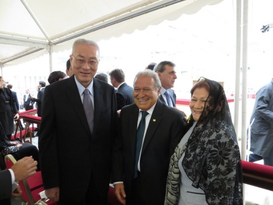 封聖大典會場吳副總統與薩爾瓦多總統Salvador Sánchez Cerén（當時為副總統）伉儷合影。