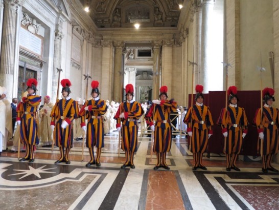 封聖大典當日梵蒂岡城瑞士衛隊著傳統服飾及持傳統武器迎賓。