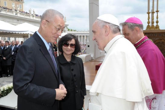 封聖大典結束時吳副總統偕夫人向教宗方濟各致意並親切交談。