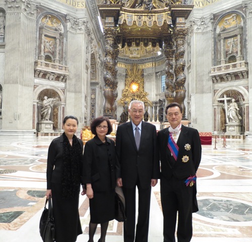 封聖大典前吳副總統伉儷與王大使夫婦攝於聖伯多祿大教堂主祭壇前。