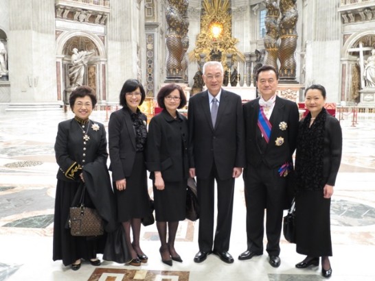 左起：江女爵士綺雯、史次長亞平、副總統夫人蔡令怡女士、吳副總統敦義、王豫元大使、王大使夫人李琦女士。