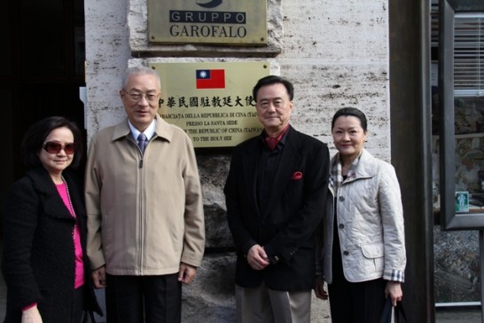 吳副總統伉儷與王豫元大使夫婦於大使館前合影。