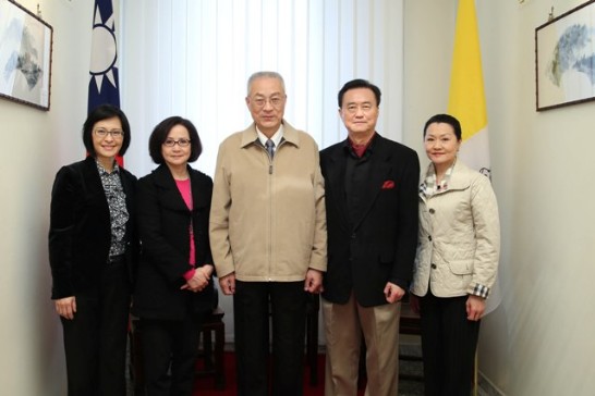 巡視大使館時合影。左起外交部史次長亞平、副總統夫人蔡令怡女士、吳副總統、王豫元大使、王大使夫人李琦女士