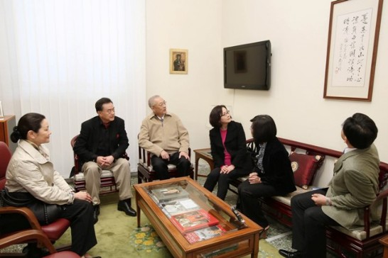 王豫元大使於辦公室向吳副總統伉儷及聖平專案特使團成員介紹名家書法。