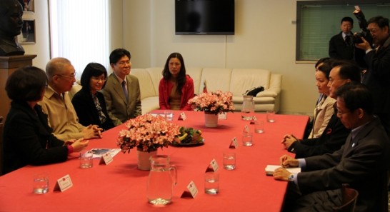 吳副總統伉儷（左一、左二）於會議室座談時勉勵大使館同仁。外交部史次長（左三）、歐洲司張司長（左四）、邵科長（左五）。