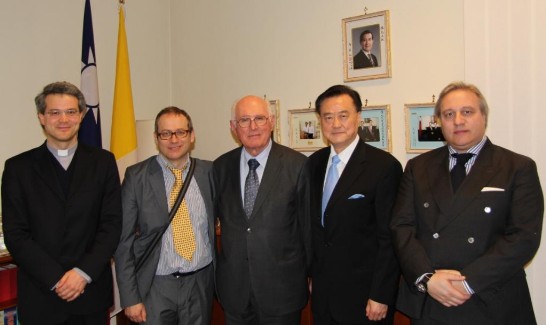 王大使豫元（右2）與Alessandro Traccanelli神父（左1）、Federico Battera教授（左2）、Tomaso Boer爵士（左3）和律師Alessandro Esposito（右1）在大使館合影
