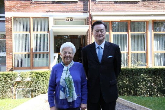 王大使豫元（右）到天主教「普世博愛運動」總部拜會主席Maria Voce女士（左）