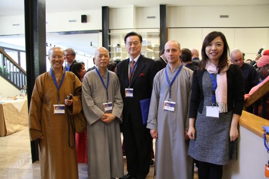 王大使豫元（中）出席「普世博愛運動」國際宗教交流大會開幕式，與法鼓山果元法師（左2）、常聞法師（右2）、佛光山覺門法師（左1）以及輔仁大學天主教學術研究院漢學裔志中心黃主任渼婷（右1）合影