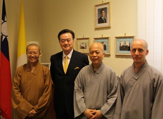 法鼓山果元法師（右2）、常聞法師（右1）和佛光山覺門法師（左1）在駐教廷大使館與王大使豫元（左2）合影