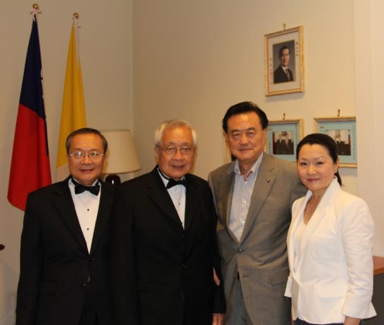 「芝加哥台美Formosa合唱團」團長陳百芳醫師（左2）、團員陳百薰醫師（左1）在大使館和王大使夫婦（右）合影