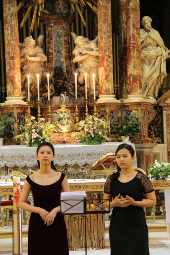 我國旅義女高音劉夢潔（左）和王慧瑜（右）在Santa Maria in Traspontina教堂演出