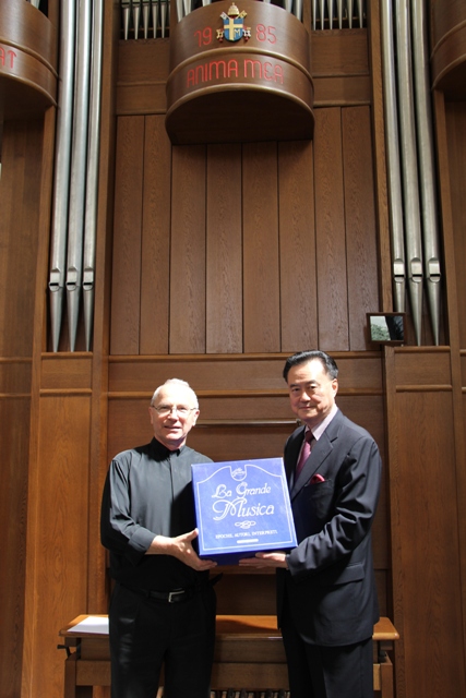 王大使豫元(右)捐贈私人收藏之黑膠唱片予聖樂學院院長De Gregorio蒙席
