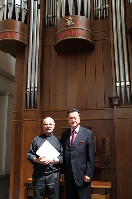 王大使豫元(右)與De Gregorio蒙席於德製管風琴前合影
