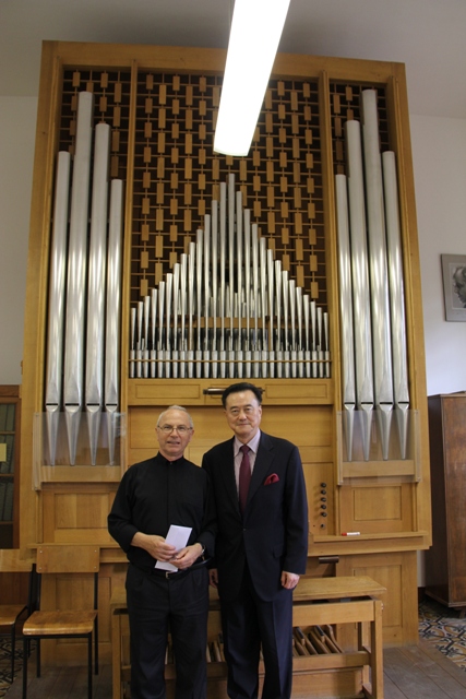 王大使豫元(右)與De Gregorio蒙席於義大利製Mascioni管風琴前合影