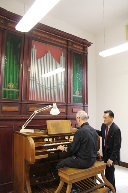 王大使欣賞De Gregorio蒙席演奏1949年製之管風琴