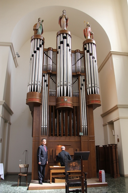 De Gregorio蒙席於聖堂內演奏德製管風琴，共有34支音拴，音色悠揚莊重