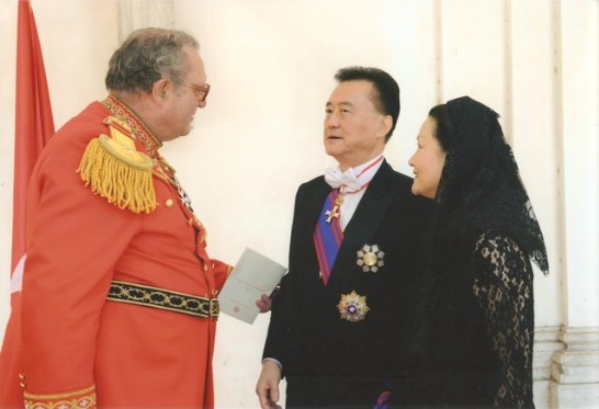 王大使夫婦向馬團元首費斯汀大教長（左一）致意