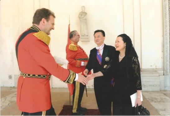 王大使夫婦向馬團薄思傑總理兼外長（左一）致意