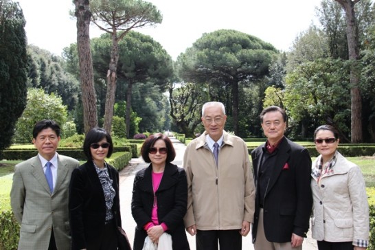 左起：張司長銘忠、史次長亞平、副總統夫人蔡令怡女士、吳副總統敦義、王大使豫元、王大使夫人李琦女士