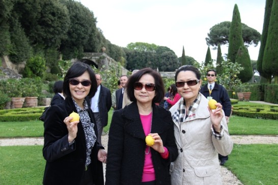 史次長亞平（左）、副總統夫人蔡令怡女士（中）、王大使夫人李琦女士（右）獲贈夏宮所產新鮮檸檬並合影