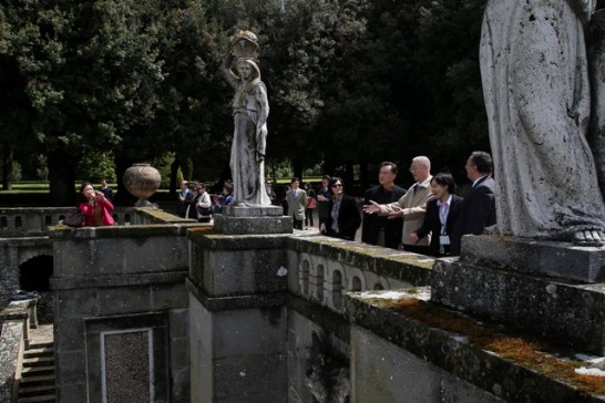 吳副總統一行聽取夏宮導覽組長解說情形。