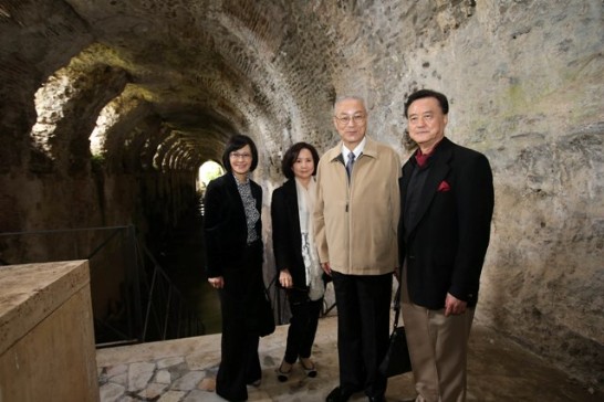 史次長亞平（左一）、副總統夫人蔡令怡女士（左二）、吳副總統敦義（右二）、王大使豫元（右一）於夏宮古蹟前合影。