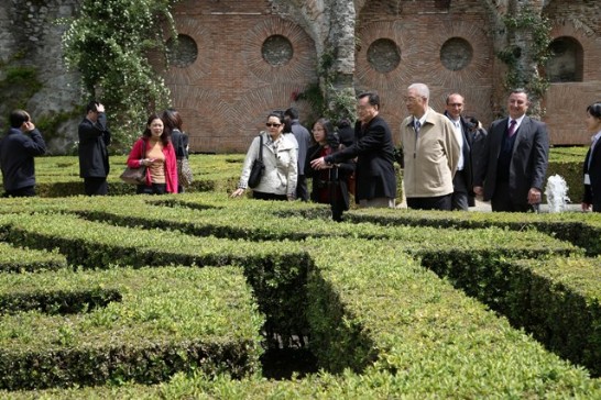 吳副總統一行聽取夏宮解說人員導覽花園迷宮情形。