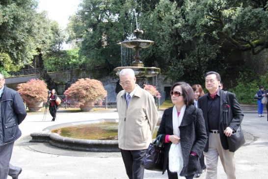 吳副總統伉儷（右三、右二）與王大使豫元漫步聽取夏宮人員導覽。