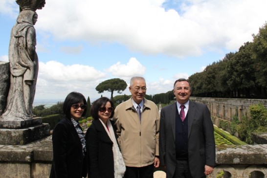 史次長亞平（左一）、副總統夫人蔡令怡女士（左二）、吳副總統敦義（右二）與夏宮解說組長Luciano Gagliano（右一）合影。