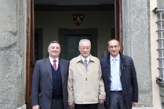 夏宮解說組長Luciano Gagliano（左）、吳副總統敦義（中）與夏宮總管Dr. Osvaldo Gianoli於結束參訪時合影。