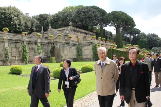吳副總統（前排右二）與王大使豫元（前排右一）聽取夏宮解說組長Luciano Gagliano（左一）、許秘書慶瑜（左二）導覽情形。