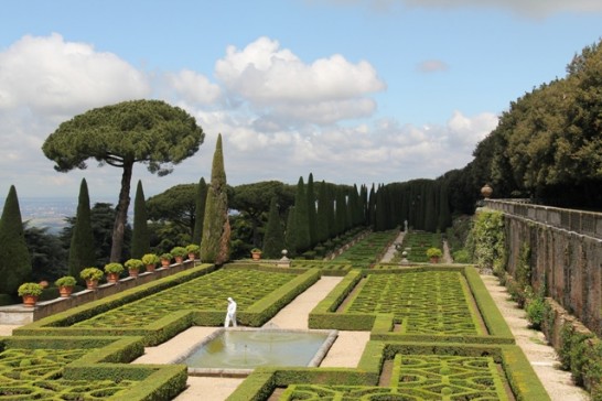 教宗夏宮內整齊雅緻的歐式庭園一隅。