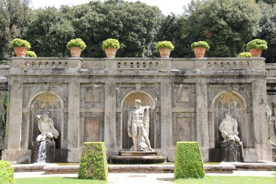 教宗夏宮內庭園中的雕像噴泉。