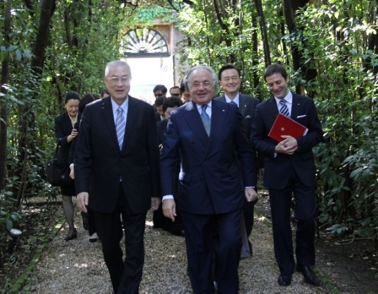 聖平專案訪團抵達時馬爾他騎士團，該團總理兼外長馬哲立（前排右）親迎吳副總統（前排左）一行進入。
