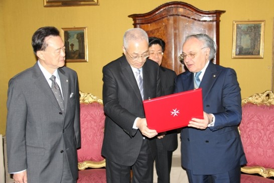 馬哲立總理致贈禮品予吳副總統。