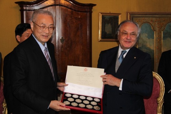 吳副總統接受馬哲立總理所致贈之禮品（紀念幣乙套）。