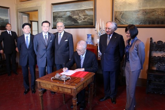吳副總統應邀於貴賓簽名簿上簽名留念。馬團馬哲立總理（右二）、史次長亞平（右一）、馬團Leoncini Bartoli大使（左三）、王大使豫元（左二）、張司長銘忠（左一）於一旁陪同。