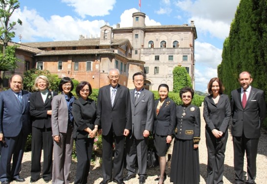 吳副總統伉儷（左四、五）與團員及馬團官員於該團歷史建築前合影。