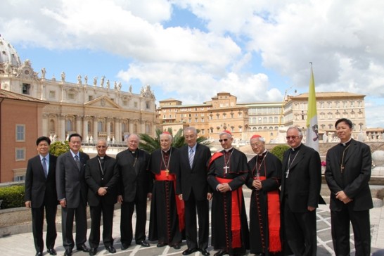 餐敘前吳副總統與教育部長高澤農樞機主教等高階神職人員合影。