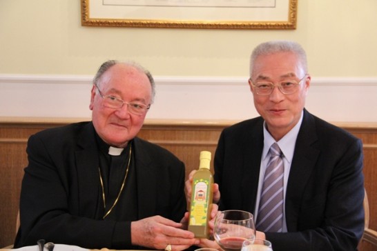 馬丁諾樞機主教（Card. Renato Raffaele MARTINO）致贈自製的義大利道地檸檬酒予吳副總統。