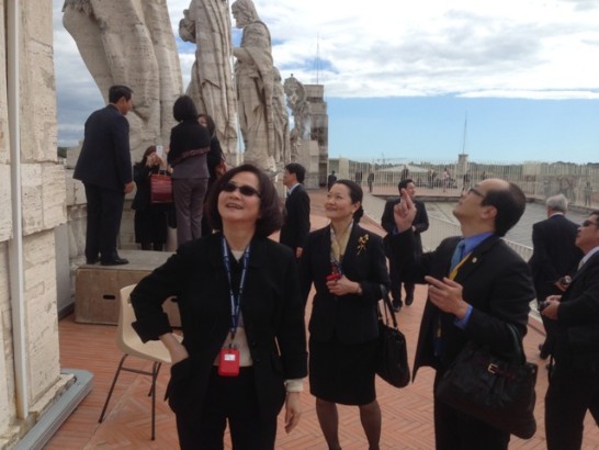 吳副總統夫人與王大使夫人在陽台上欣賞耶穌及使徒雕像。