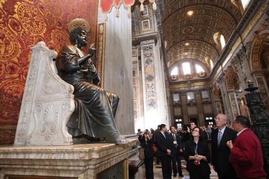 副總統伉儷在聖伯多祿銅像前聽取解說。