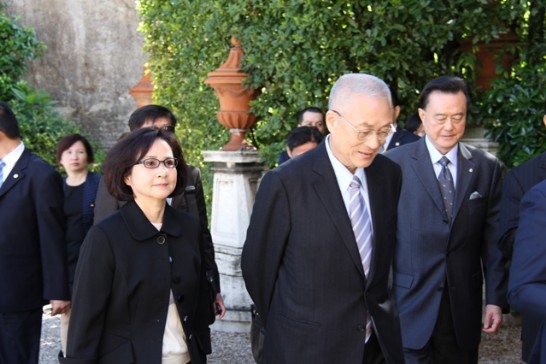 吳副總統伉儷參觀馬團情形。