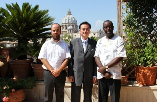 王大使豫元（中）與「憂苦之慰修會」派赴台灣之傳教士Piero Demaria神父（左）及Mathews Owuor神父（右）在修會頂樓花園合影