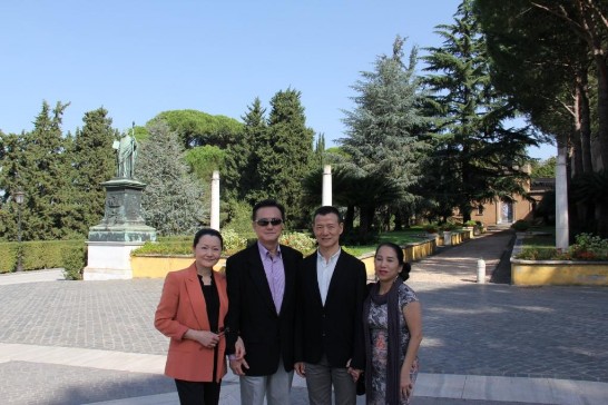 王豫元大使夫婦（左）與吳興國總監（右2）、林秀偉執行長（右1）在教宗花園合影