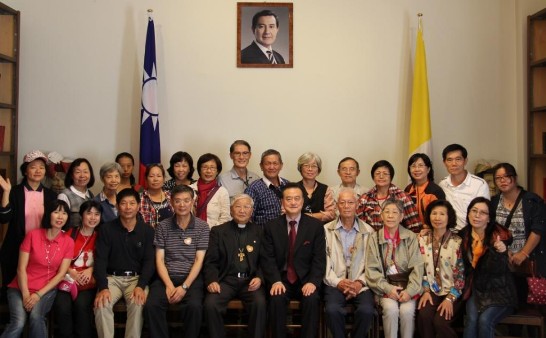 王大使豫元（前排左6）、林吉男主教（前排左5）與台南教區朝聖團在大使館合影留念