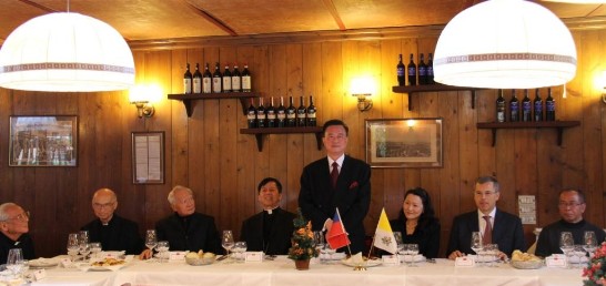 王大使豫元（站立者）主持「103年梵蒂岡留台校友會」聯誼餐會，於餐會前致詞