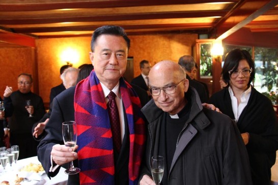 王大使豫元（左）與教廷傳信大學亞洲公學院院長彌維禮神父（右）合影