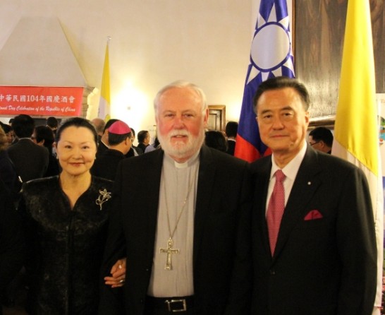 王大使豫元夫婦與教廷外長葛拉格(Paul Richard Gallagher，中)合影