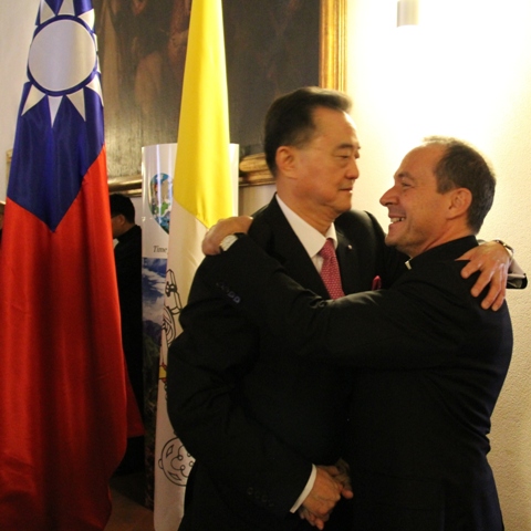 王大使豫元於酒會入口歡迎外次卡米雷利(Mons. Antoine Camilleri)